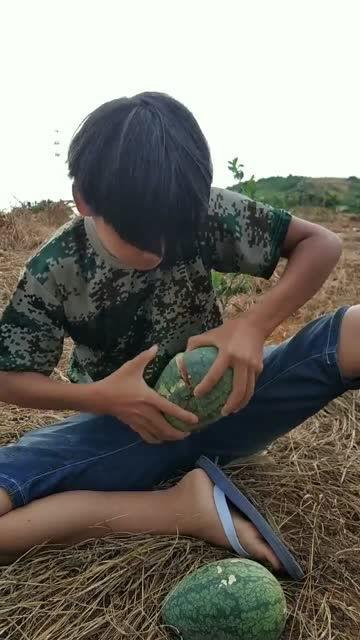 田间吃瓜拍照姿势图解,解锁夏日拍照新姿势