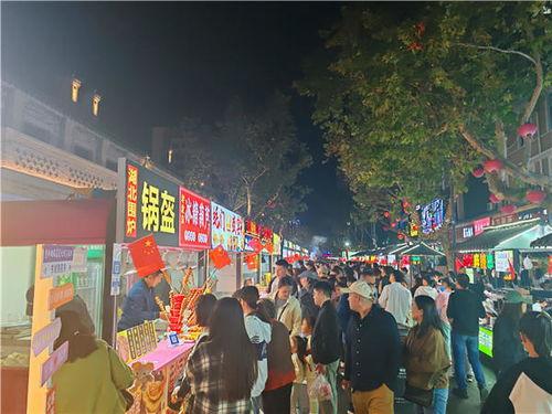 长堤街夜市吃瓜,瓜果飘香，美食盛宴一网打尽