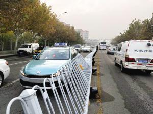 护栏上面吃瓜,揭秘吃瓜群众的欢乐时光